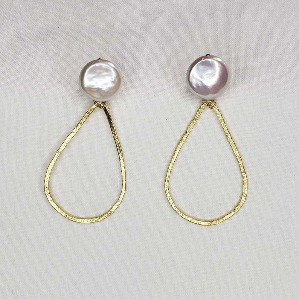 2 1/2" pearl and gold teardrop hoop earrings. Excellent used condition.
